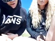 Si masturba con l'amica all'aperto e spompina con lei