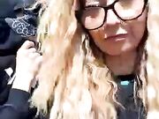 Si masturba con l'amica all'aperto e spompina con lei