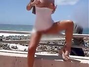 Pezzo di Gnocca Italiana si Masturba in Pubblico