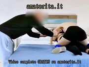 il Cuckold la Osserva Mentre va Con un Ragazzo Giovane