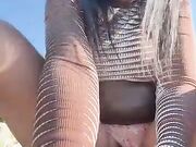 Milf italiana tettona si masturba sul prato