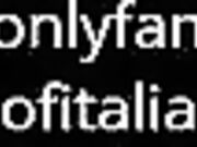 Lei di coppiaf3t1sh si masturba con coda