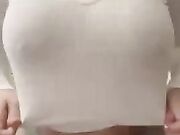 Tettona con fisico allucinante si spoglia e si masturba