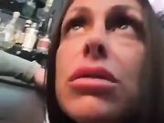 La porno barista succhia cazzi al bar