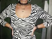 Moglie tettona  spompina 2 cazzi nel parcheggio