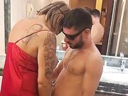 Faccio gemere come una cagna la troia del cornuto