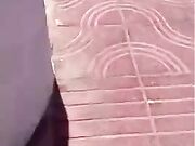 Pezzo di Gnocca Italiana si Masturba in Pubblico