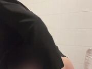 Nel bagno del risto mi inculo e succhio