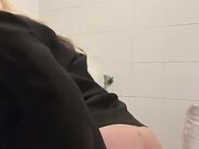 Nel bagno del risto mi inculo e succhio