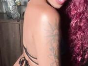 Seducente rossa tatuata con bel culo si masturba