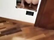 Mi spompina mentre cavalca un dildo piantato per terra