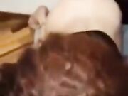 Mi spompina mentre cavalca un dildo piantato per terra