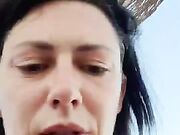 Col vibratore in spiaggia attenta a non farsi sgamare