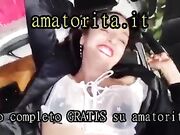 Scopata in mezzo alla gente e frustata con la paletta d