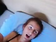 La sorprende a masturbarsi e se la scopa OF