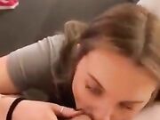 TEEN MAGISTRALE lo fa sborrare in 1 minuto con ingoio