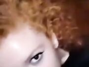 Mi spompina mentre cavalca un dildo piantato per terra