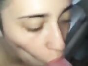 Non riesce a ingoiare la mega sborrata e se la ride