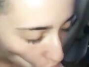 Non riesce a ingoiare la mega sborrata e se la ride