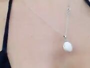 Col vibratore in spiaggia attenta a non farsi sgamare