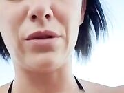 Col vibratore in spiaggia attenta a non farsi sgamare