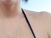 Col vibratore in spiaggia attenta a non farsi sgamare