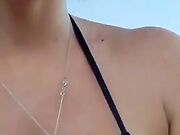 Col vibratore in spiaggia attenta a non farsi sgamare