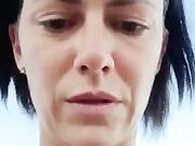 Col vibratore in spiaggia attenta a non farsi sgamare