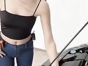 Le si ferma la macchina e il meccanico la scopa OF