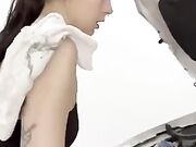 Le si ferma la macchina e il meccanico la scopa OF