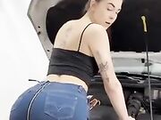 Le si ferma la macchina e il meccanico la scopa OF