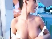 Italiana esibizionista tira fuori le mammellone al pub