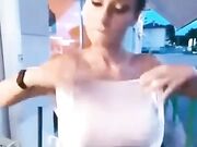 Italiana esibizionista tira fuori le mammellone al pub