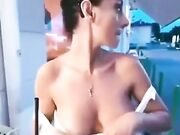 Italiana esibizionista tira fuori le mammellone al pub