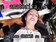 Scopata in mezzo alla gente e frustata con la paletta d