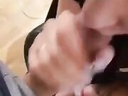 Pausa dai videogiochi con pompino e ingoio