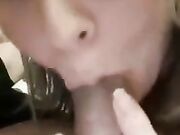 Fidanzata bionda lo prende tutto in bocca