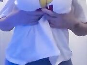 Famosa esibizionista in aereo esce le tettone illegali