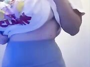 Famosa esibizionista in aereo esce le tettone illegali