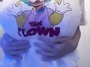 Famosa esibizionista in aereo esce le tettone illegali