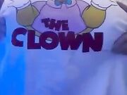 Famosa esibizionista in aereo esce le tettone illegali