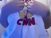 Famosa esibizionista in aereo esce le tettone illegali