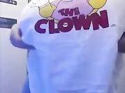 Famosa esibizionista in aereo esce le tettone illegali