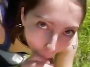 Mi succhia la cappella in mezzo al prato....