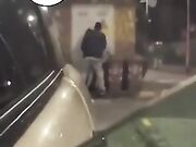 Scopano vicino ai bidoni dell' immondizia e vengono rip