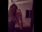 Selfie sexy fichetta bionda in jeans