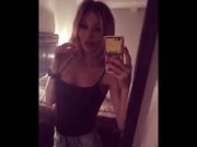 Selfie sexy fichetta bionda in jeans