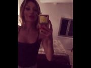 Selfie sexy fichetta bionda in jeans