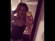 Selfie sexy fichetta bionda in jeans