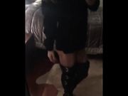 Selfie fichetta bionda minigonna e stivali neri